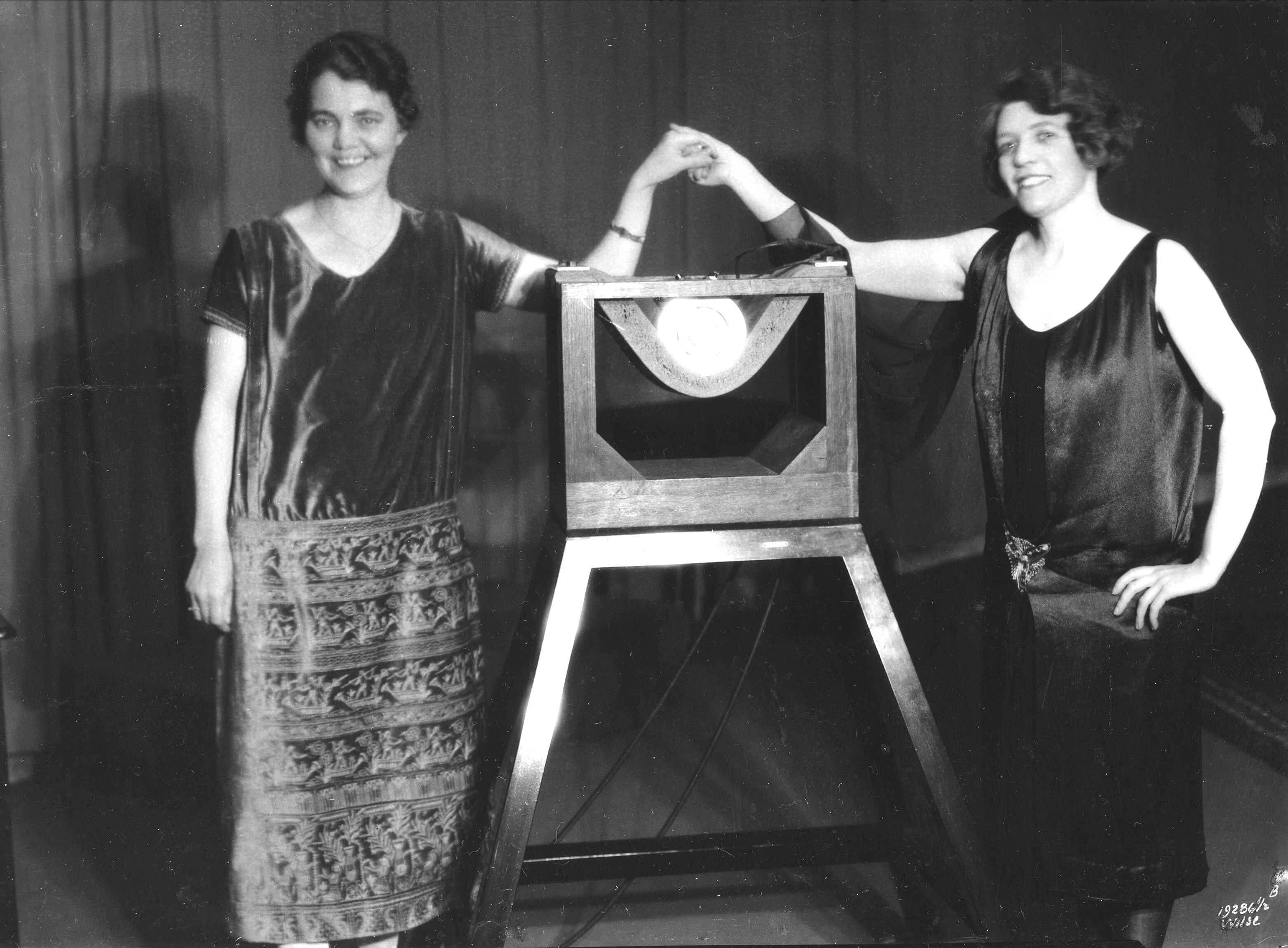 Petra Henriksen og sangerinnen Magda Blanche Mauclaire ved en radio